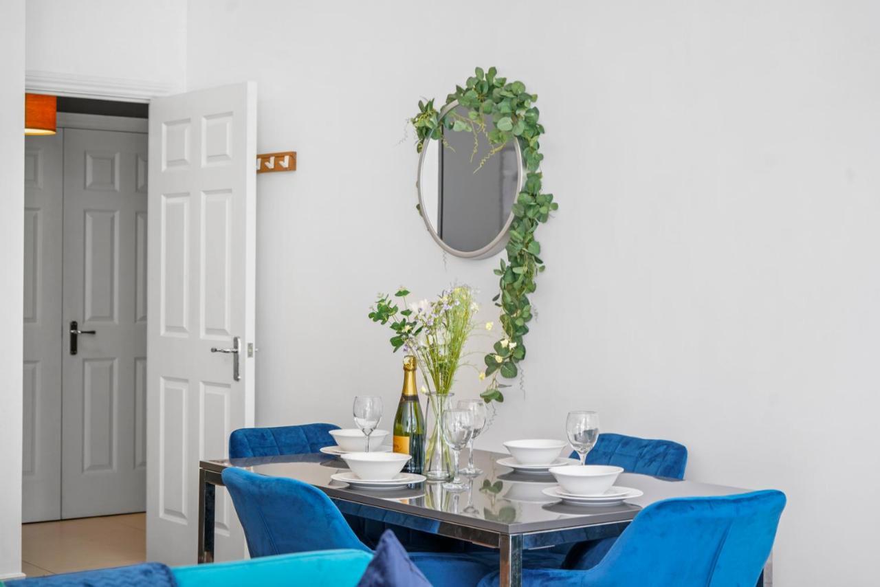 Stunning Abode - Sleeps 10 - Parking Apartment