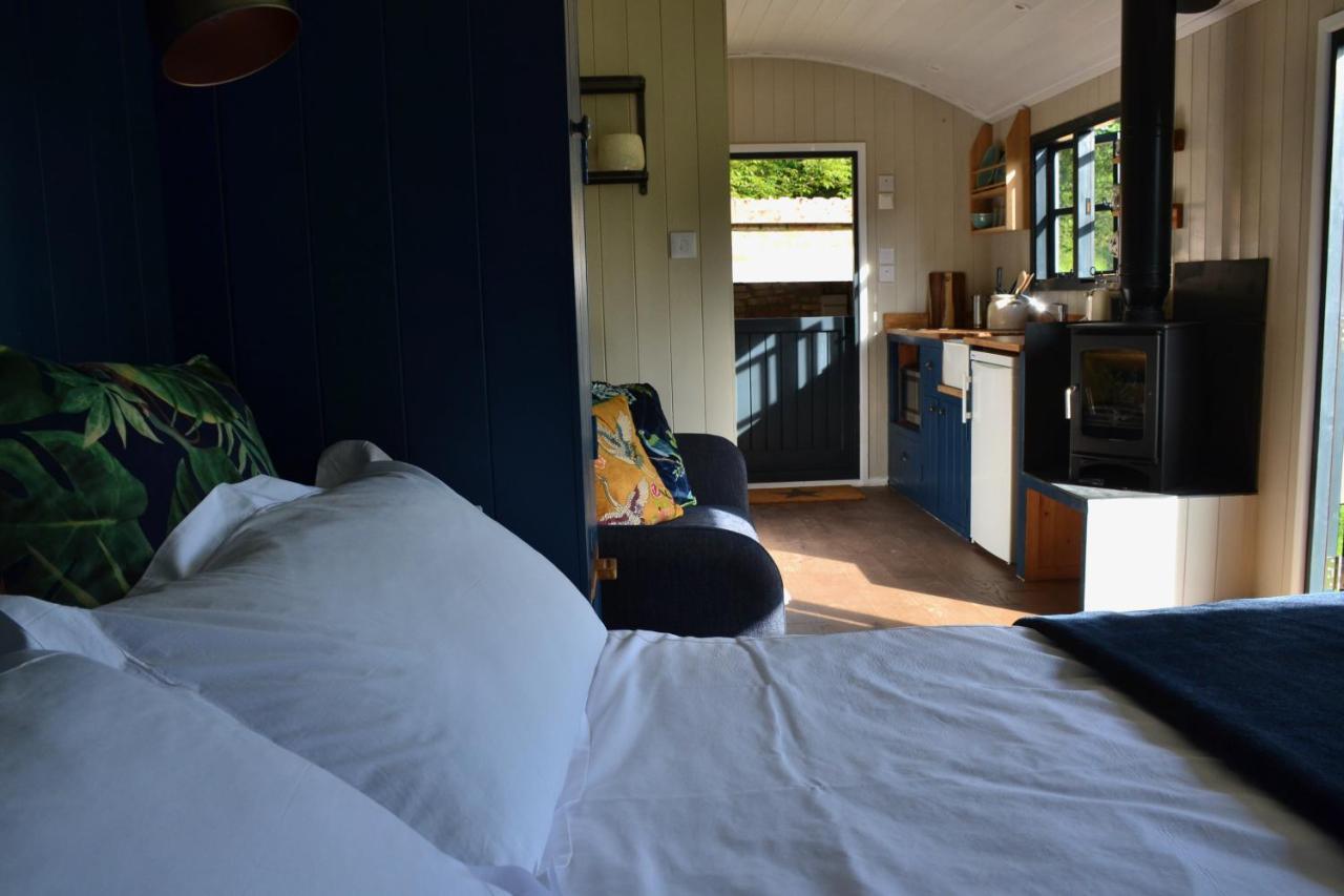 Chalet Large Luxury Shepherds Hut With Hot Tub Nr Bath Bristol