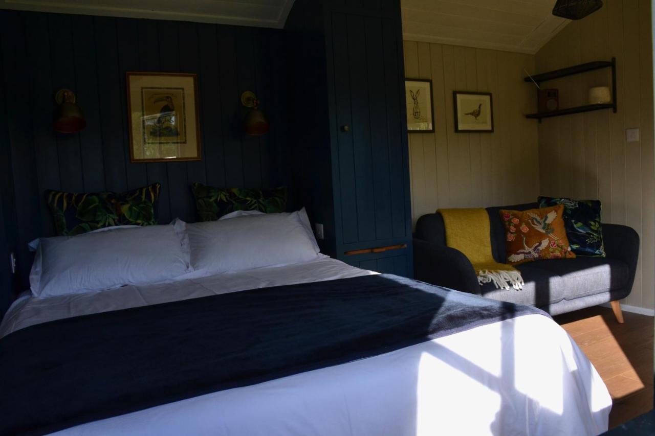Large Luxury Shepherds Hut With Hot Tub Nr Bath Chalet *