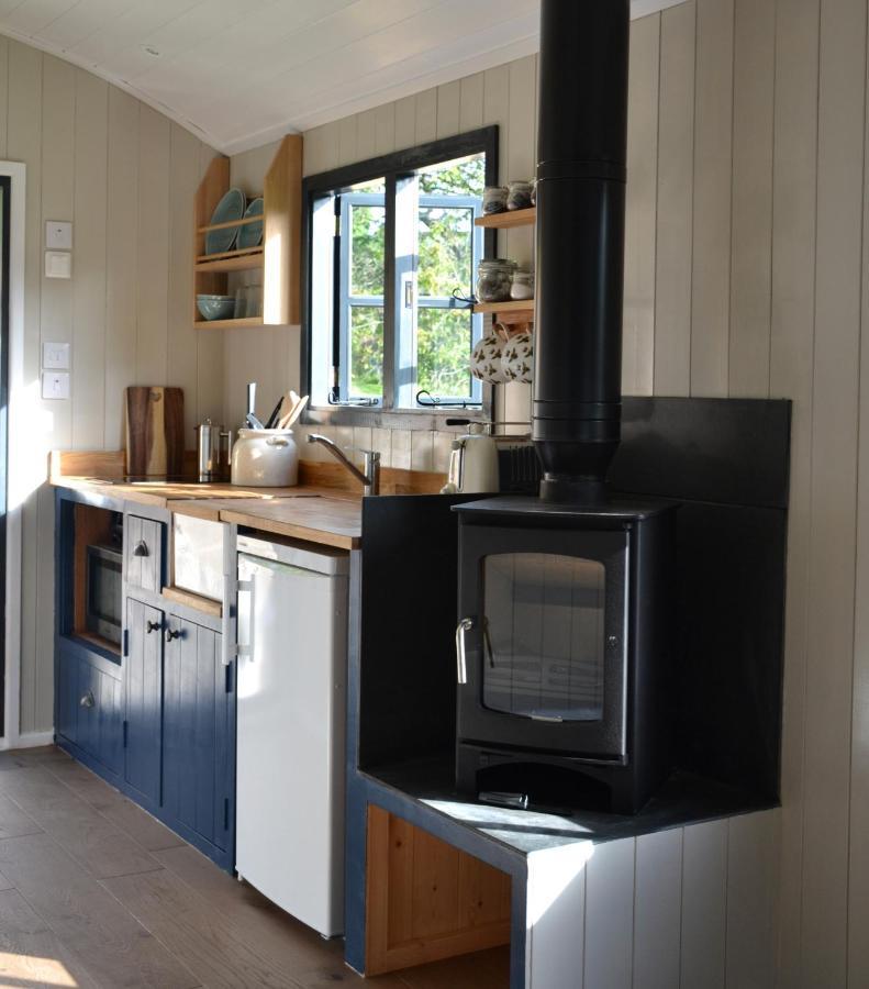 Large Luxury Shepherds Hut With Hot Tub Nr Bath
