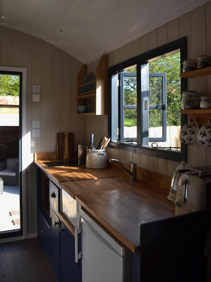 Large Luxury Shepherds Hut With Hot Tub Nr Bath Chalet *