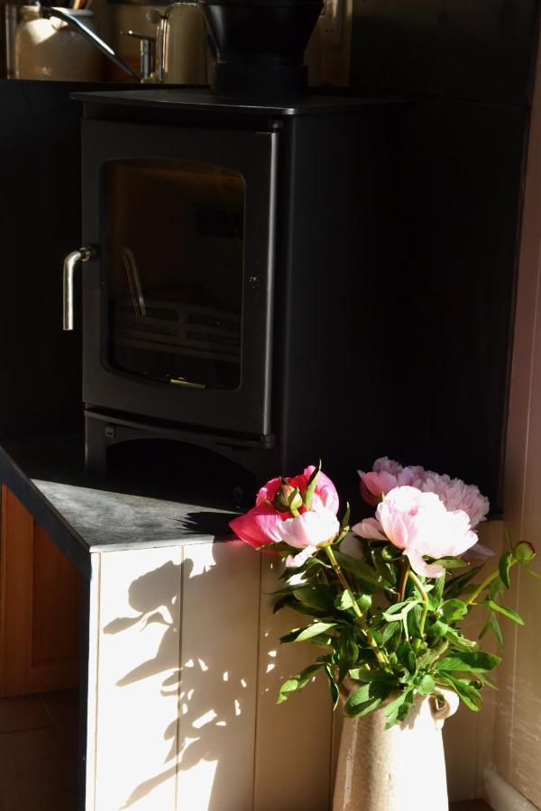 Large Luxury Shepherds Hut With Hot Tub Nr Bath Chalet *