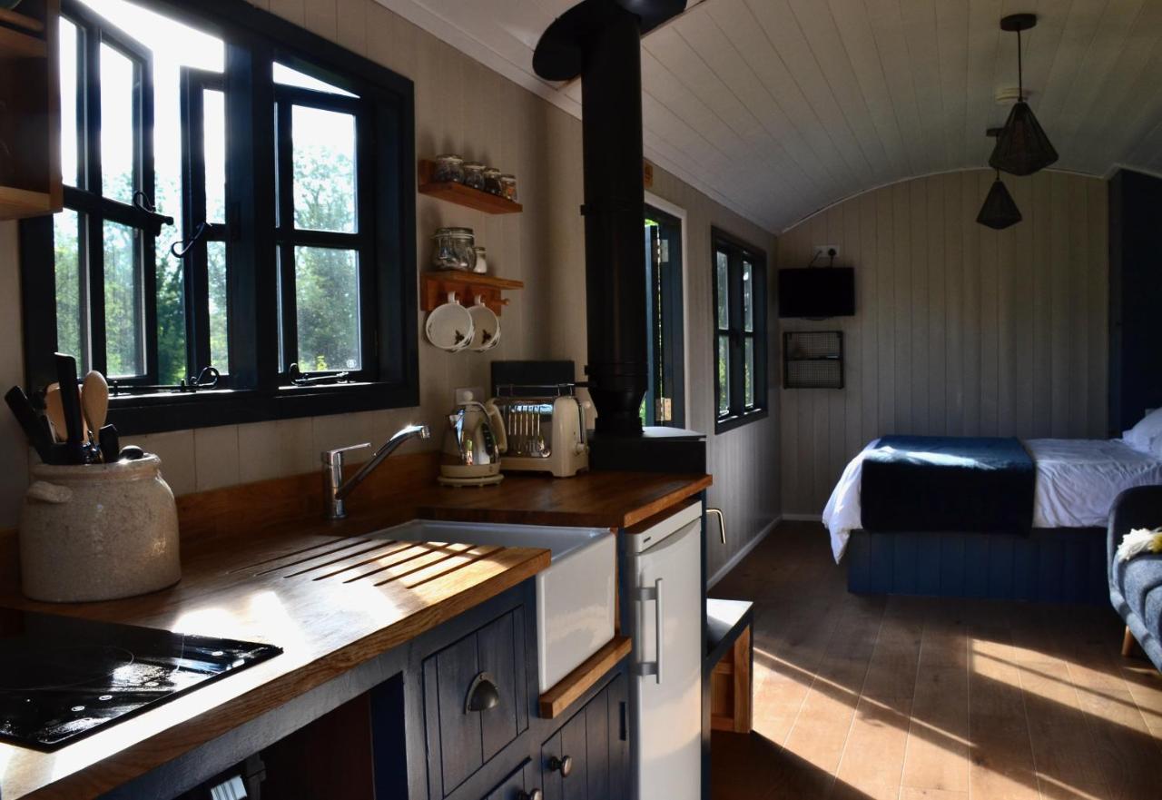 Large Luxury Shepherds Hut With Hot Tub Nr Bath Chalet *