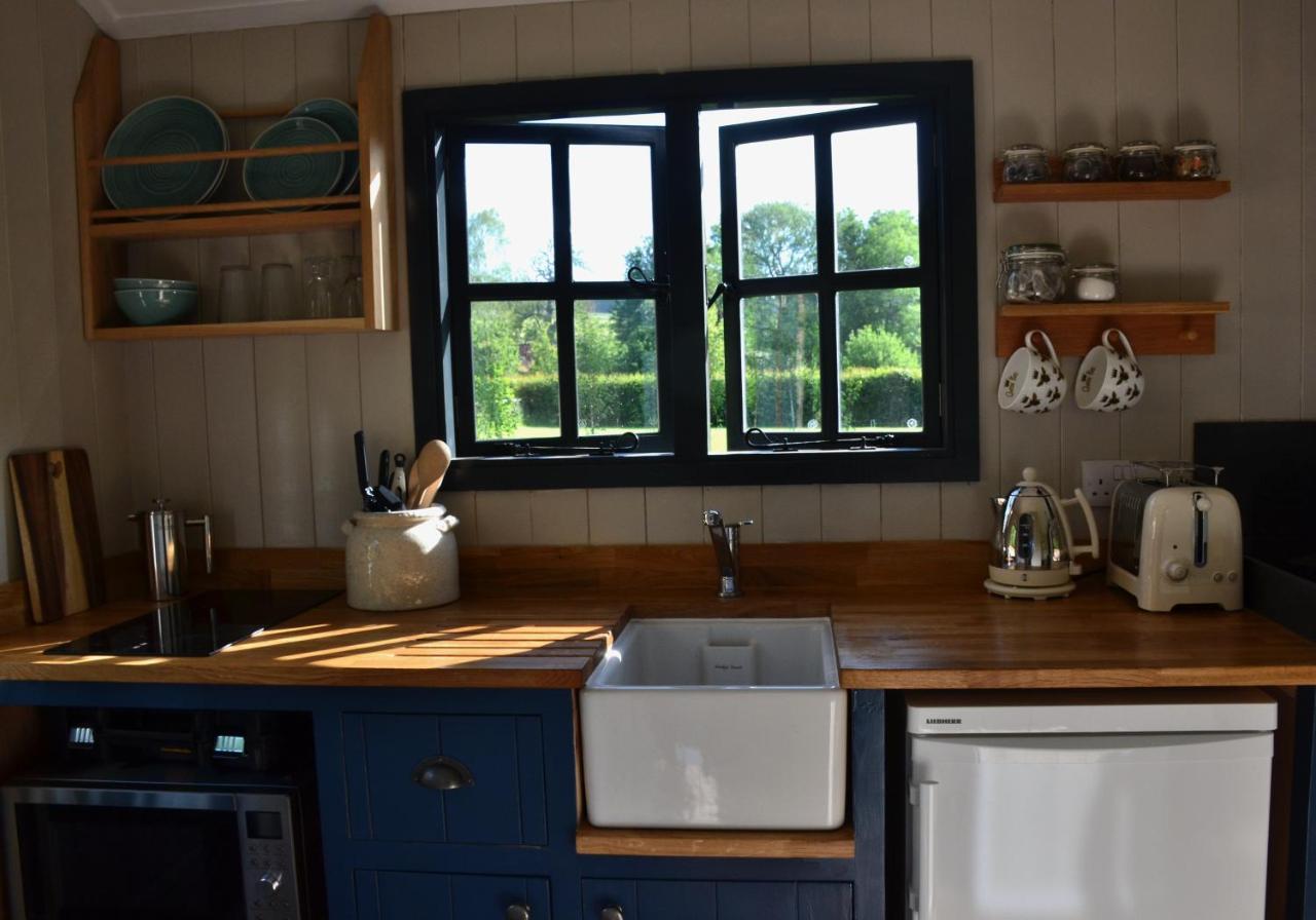 Large Luxury Shepherds Hut With Hot Tub Nr Bath * Bristol