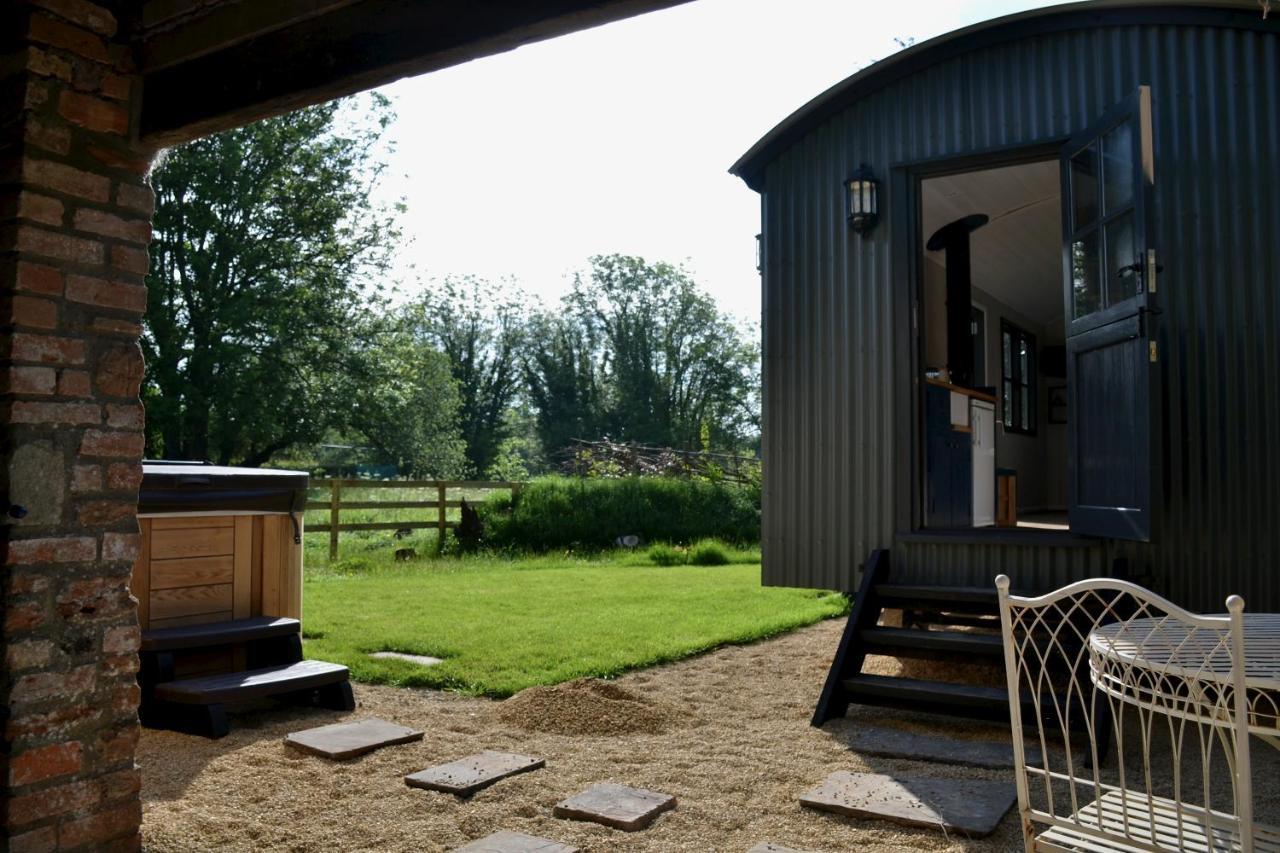 Large Luxury Shepherds Hut With Hot Tub Nr Bath * Bristol