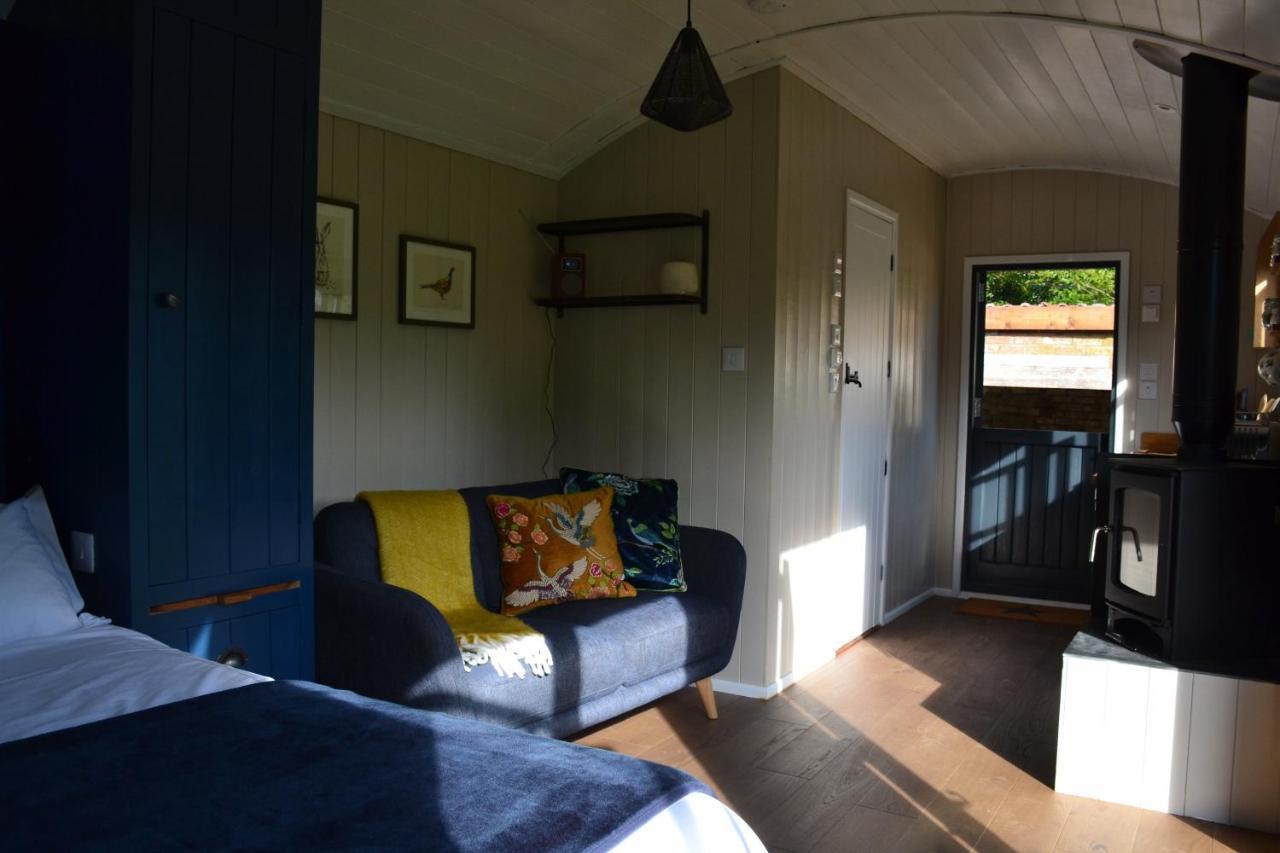 Large Luxury Shepherds Hut With Hot Tub Nr Bath Chalet