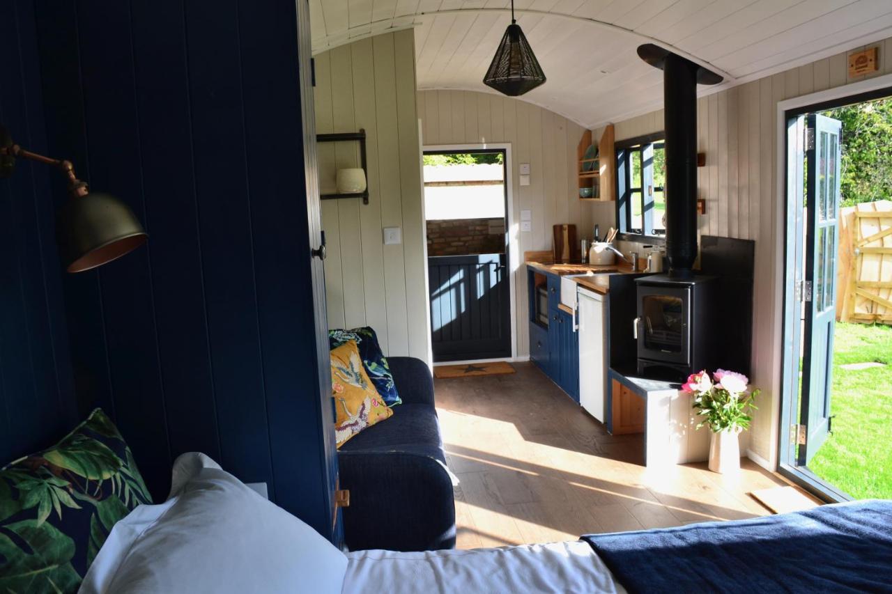 Chalet Large Luxury Shepherds Hut With Hot Tub Nr Bath