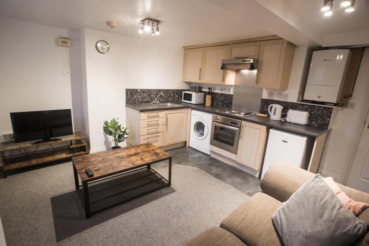 Flat 1, 4 Warden Rd Apartment