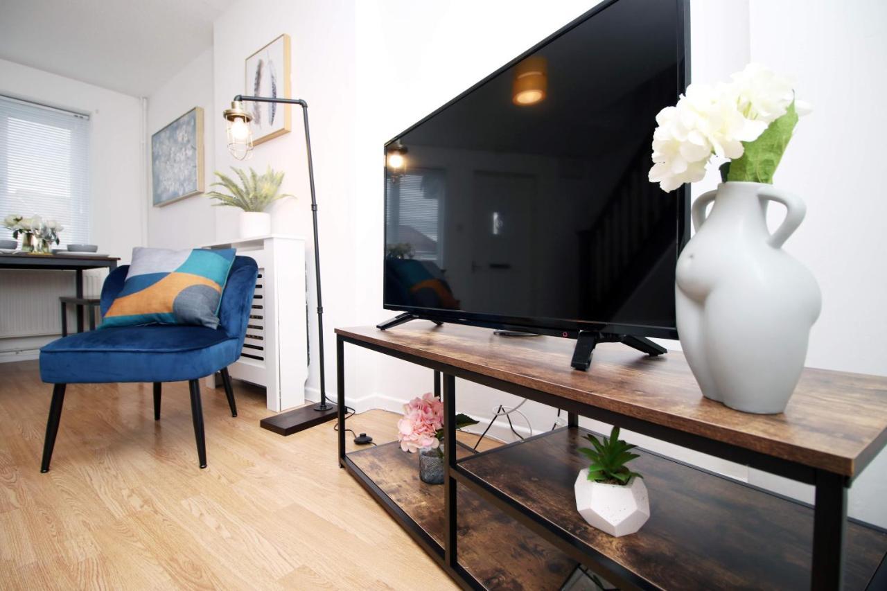 Holiday home 2bedroom Home- Free Parking, Wi-fi & Patio- Available For Long Or Short Term Bristol