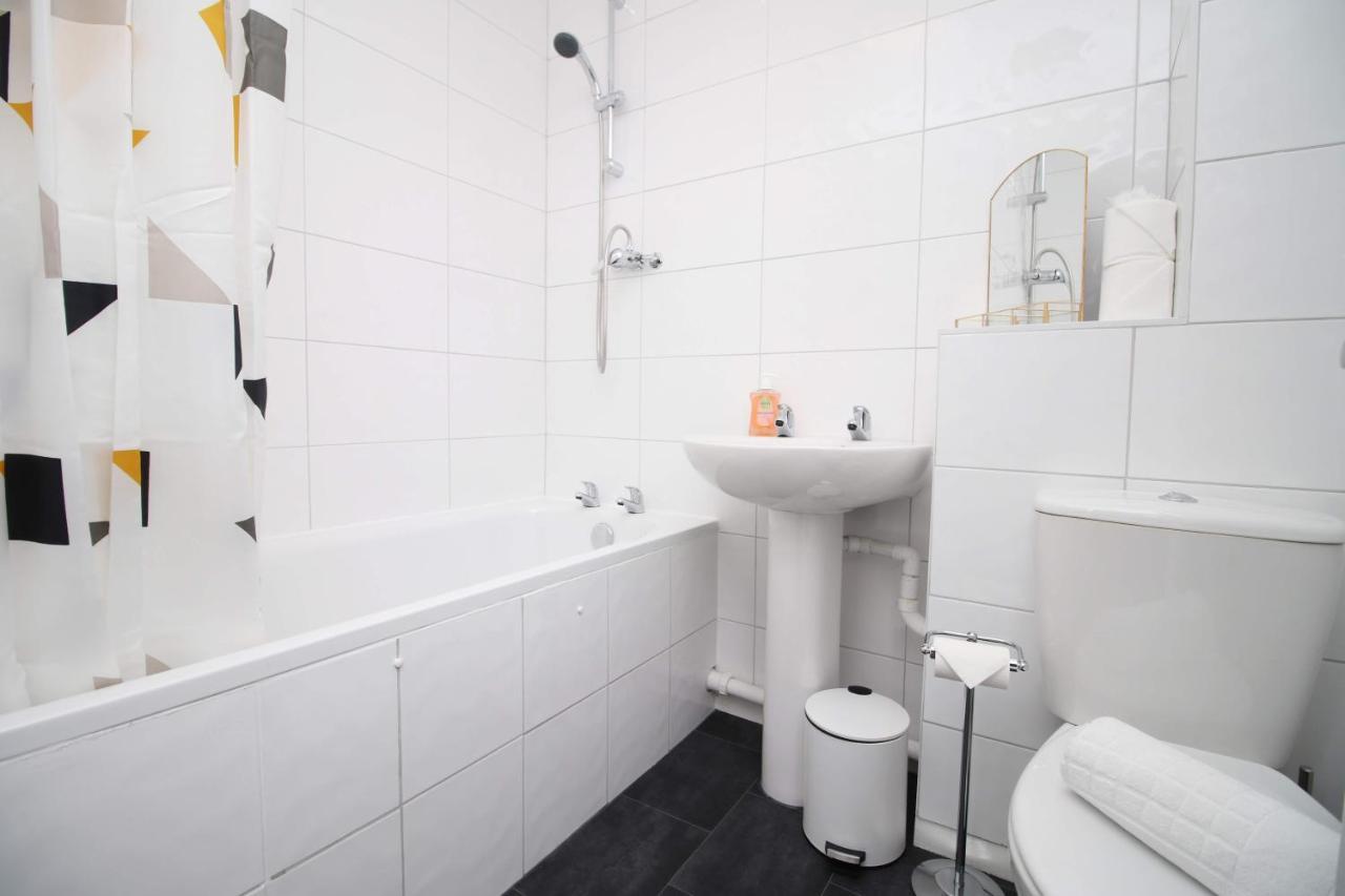 Holiday home 2bedroom Home- Free Parking, Wi-fi & Patio- Available For Long Or Short Term *