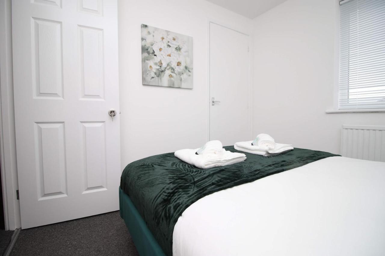 2bedroom Home- Free Parking, Wi-fi & Patio- Available For Long Or Short Term Holiday home *