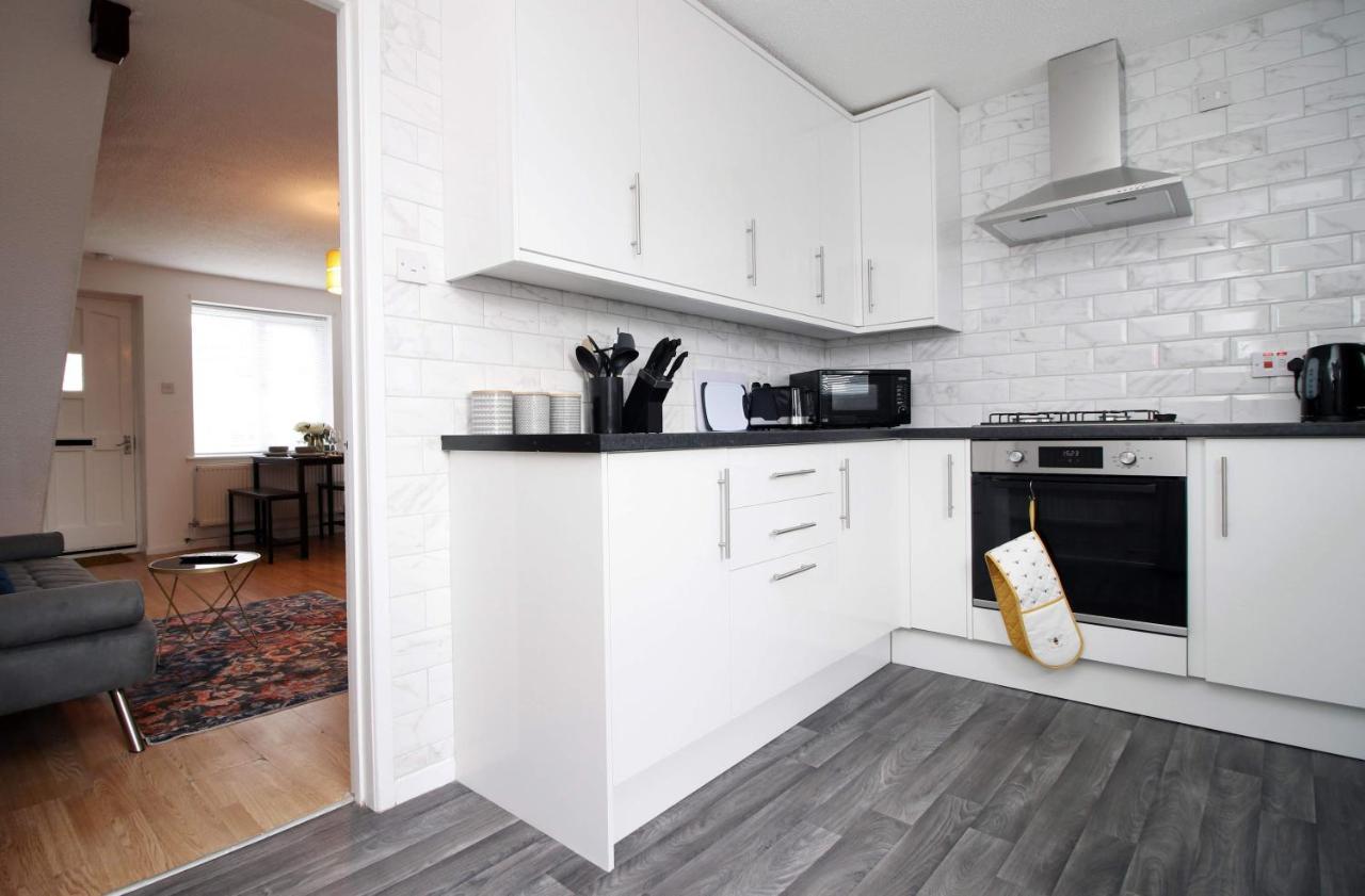 2bedroom Home- Free Parking, Wi-fi & Patio- Available For Long Or Short Term Holiday home *
