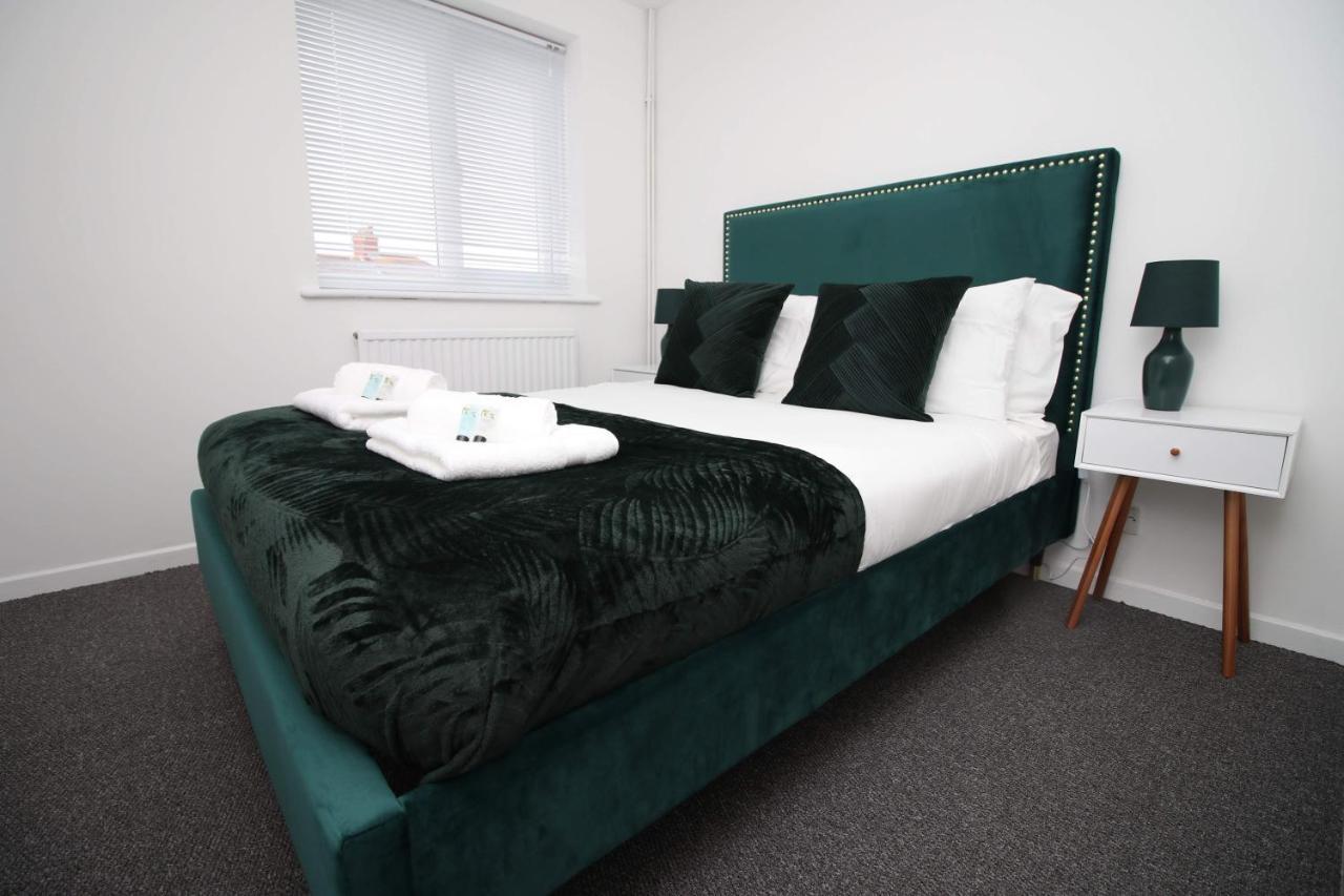 Holiday home 2bedroom Home- Free Parking, Wi-fi & Patio- Available For Long Or Short Term