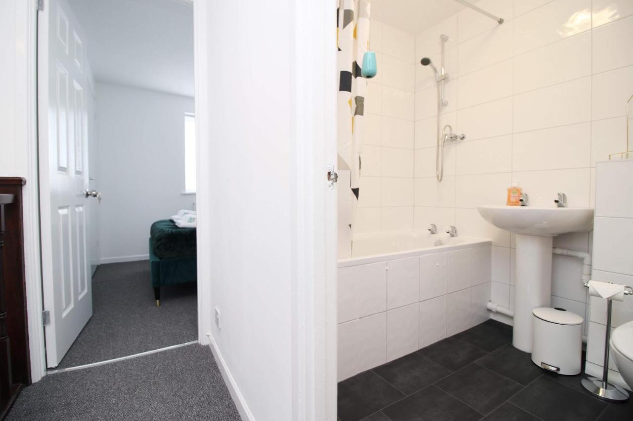 Holiday home 2bedroom Home- Free Parking, Wi-fi & Patio- Available For Long Or Short Term