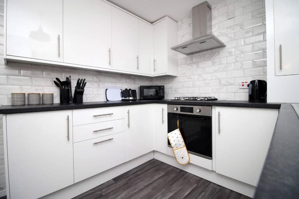 Holiday home 2bedroom Home- Free Parking, Wi-fi & Patio- Available For Long Or Short Term *
