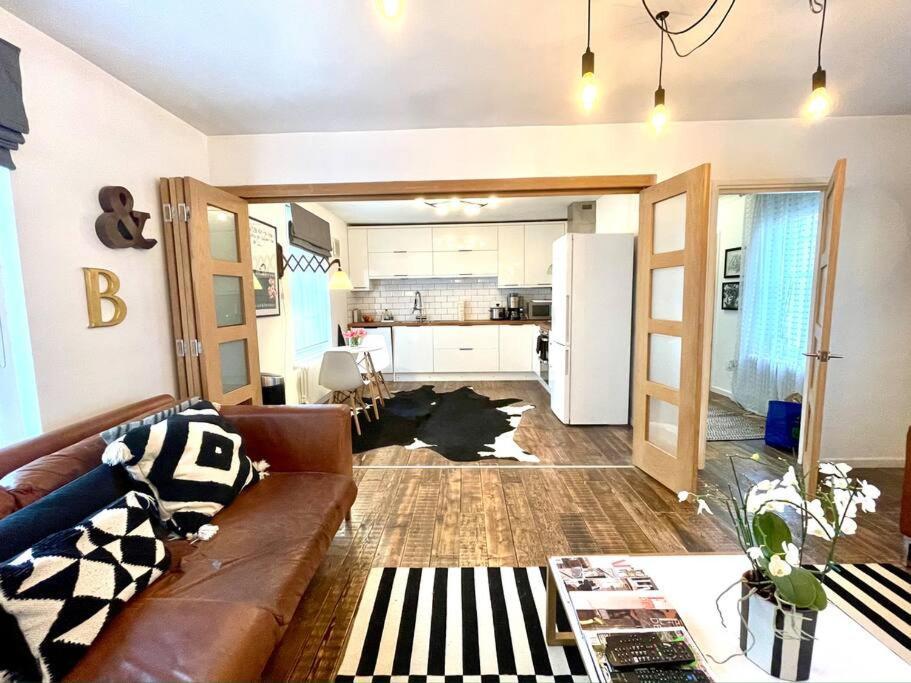 Gorgeous 2 Bedroom Edge Of Cabot Circus Apartment Bristol