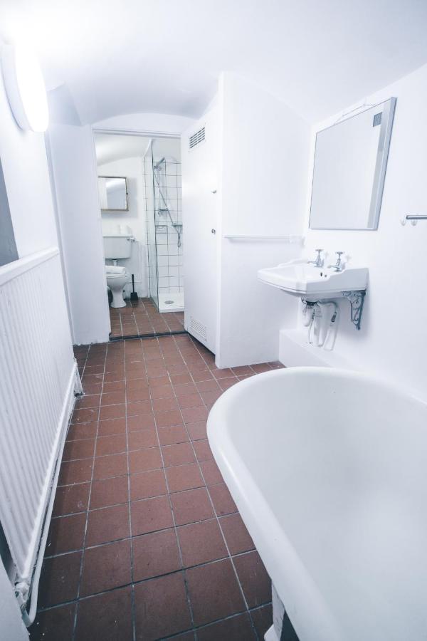 53 Pembroke Rd * Bristol