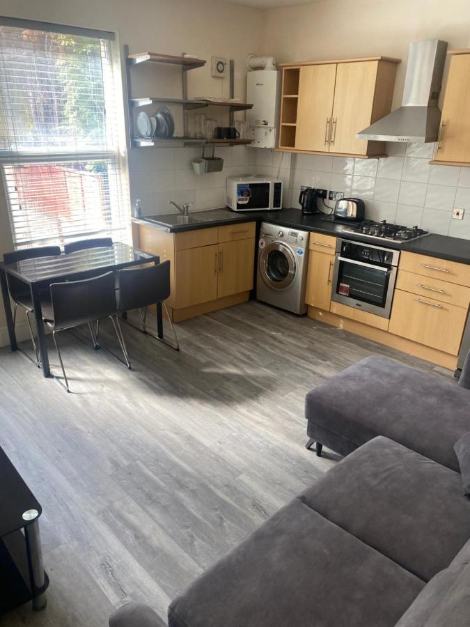 Spacious 4 Bedroom House Near Stokes Croft!! Central!!! Holiday home