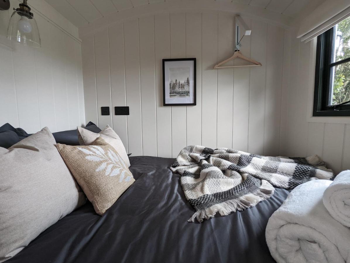 Luxury Shepherd's Hut In Private Orchard W/hot-tub Bristol