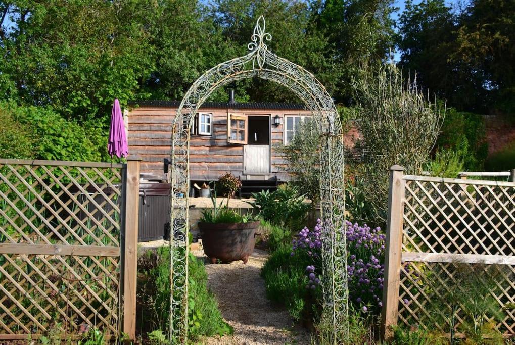 Chalet Luxury, Rural Shepherds Hut With Hot Tub Nr Bath