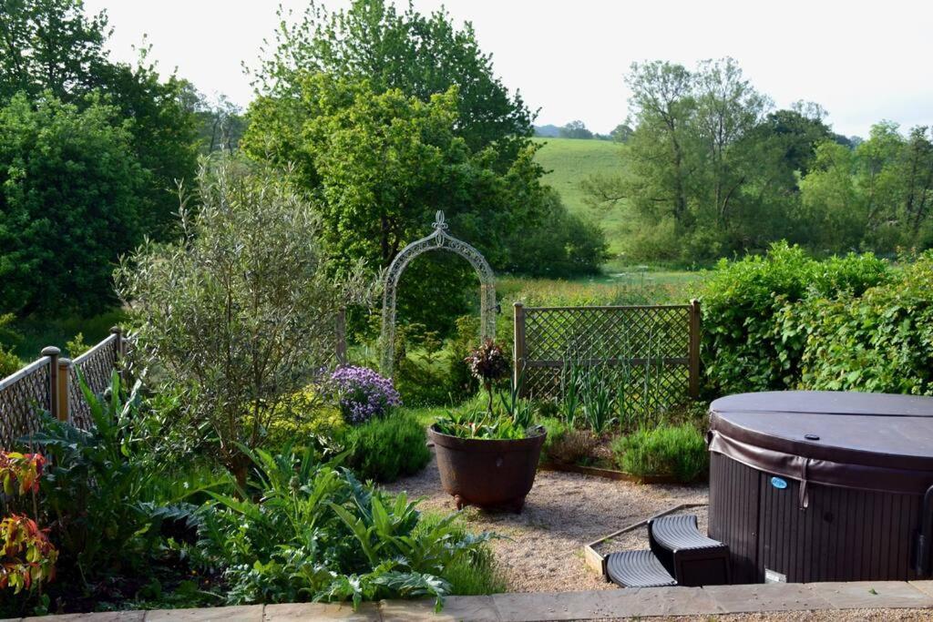 Luxury, Rural Shepherds Hut With Hot Tub Nr Bath * Bristol