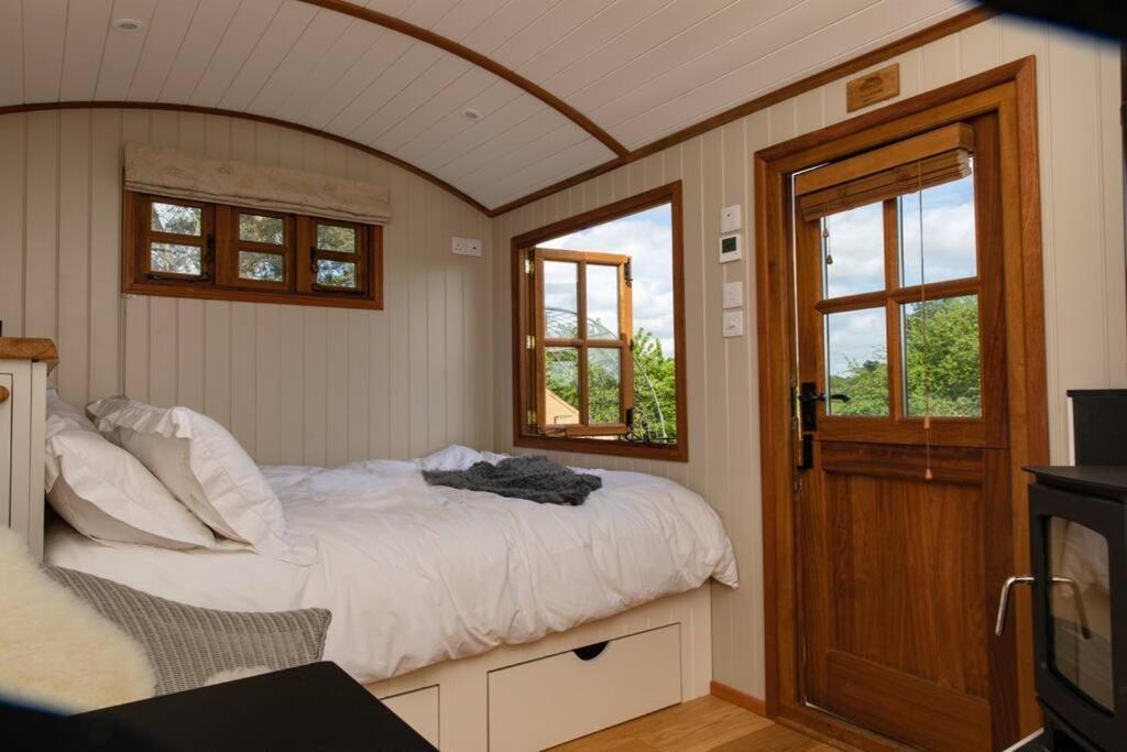 Luxury, Rural Shepherds Hut With Hot Tub Nr Bath Chalet *