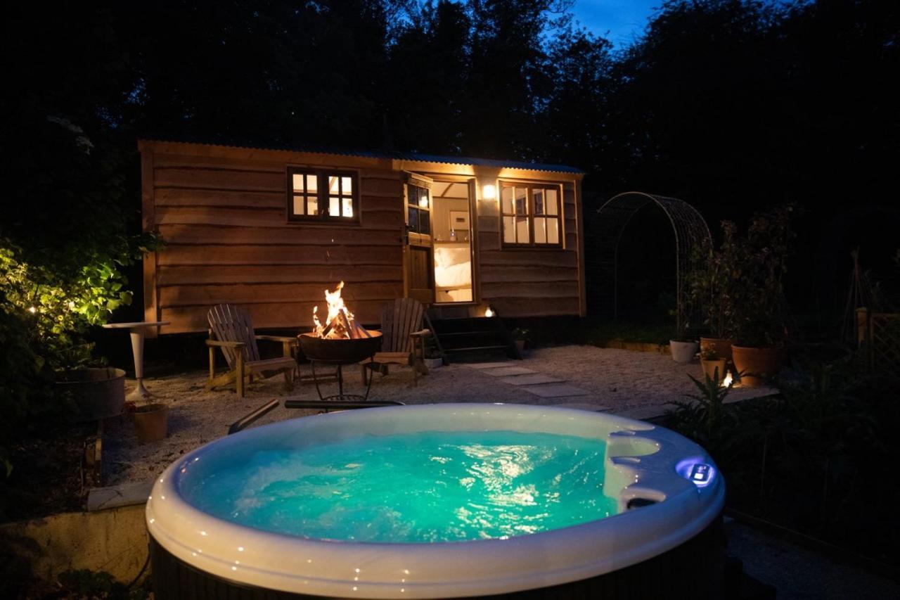 Chalet Luxury, Rural Shepherds Hut With Hot Tub Nr Bath Bristol