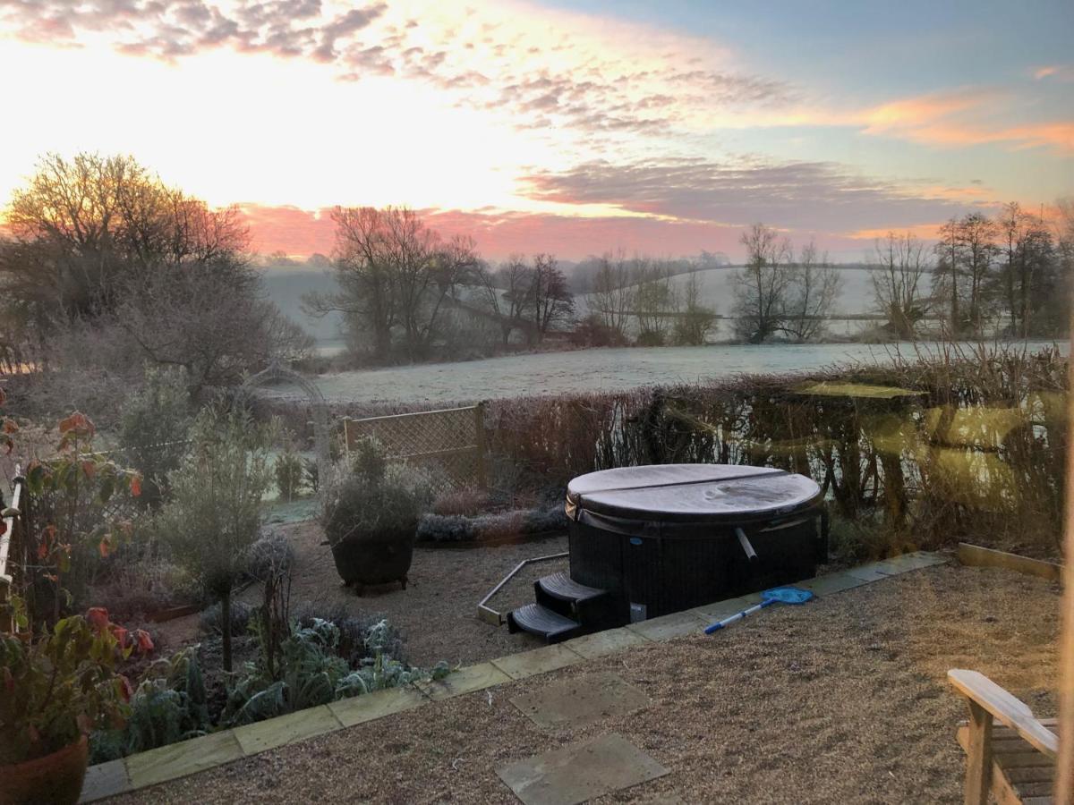 Chalet Luxury, Rural Shepherds Hut With Hot Tub Nr Bath