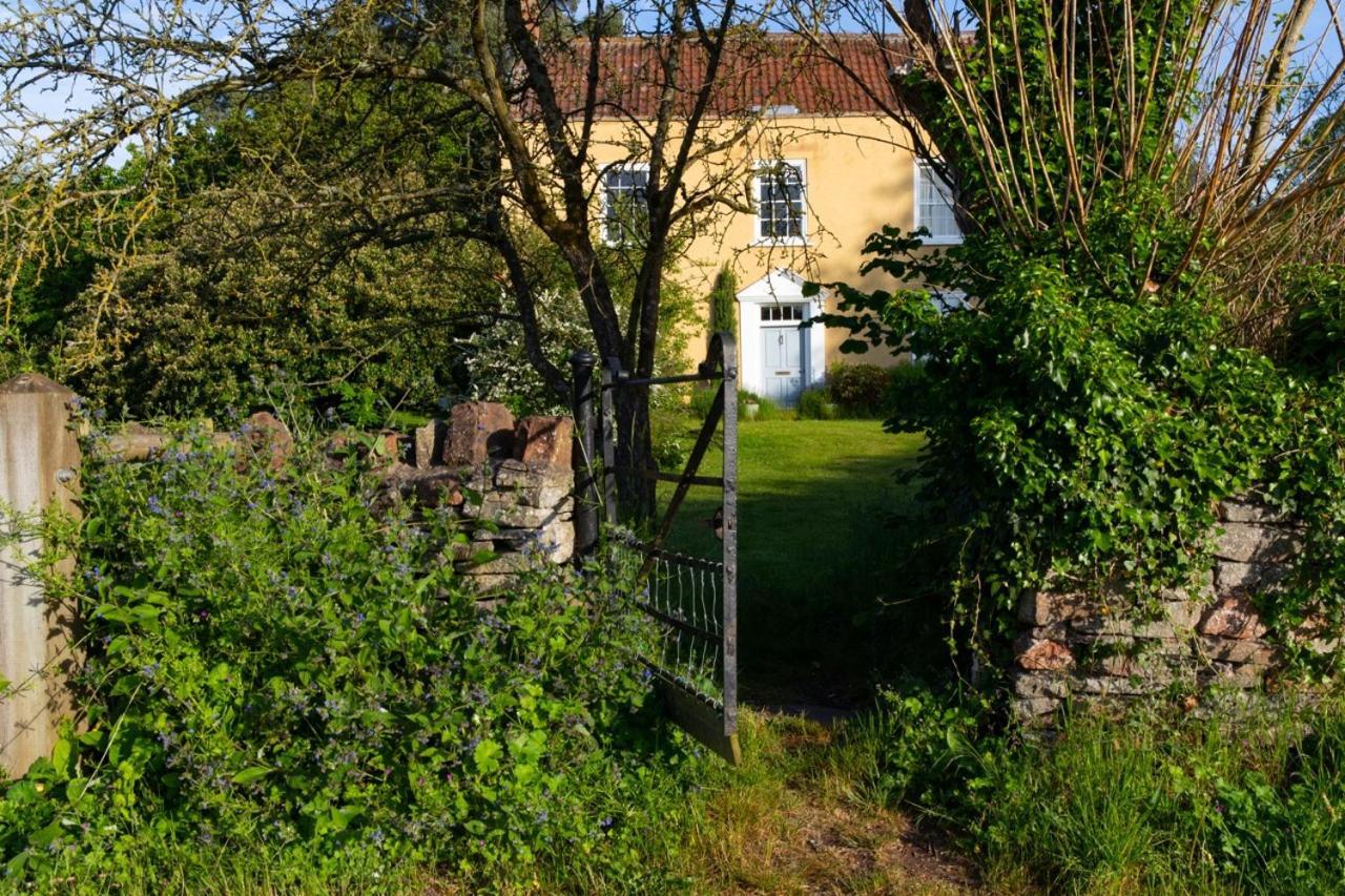 Luxury, Rural Shepherds Hut With Hot Tub Nr Bath Bristol
