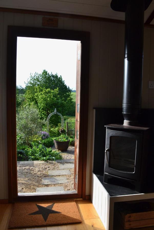 Chalet Luxury, Rural Shepherds Hut With Hot Tub Nr Bath Bristol