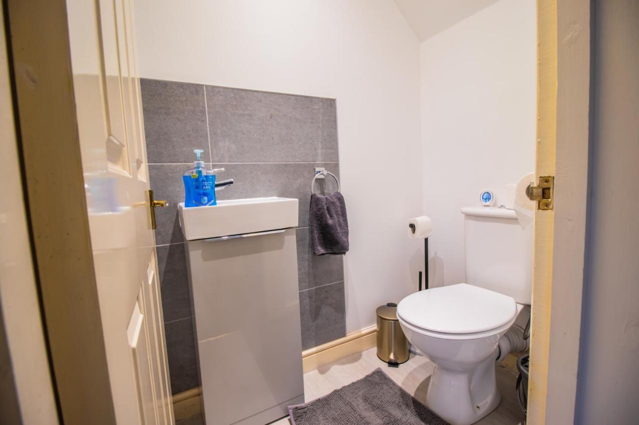 Amazing Modern 3 Bedroom W Parking And Wifi Apartment *