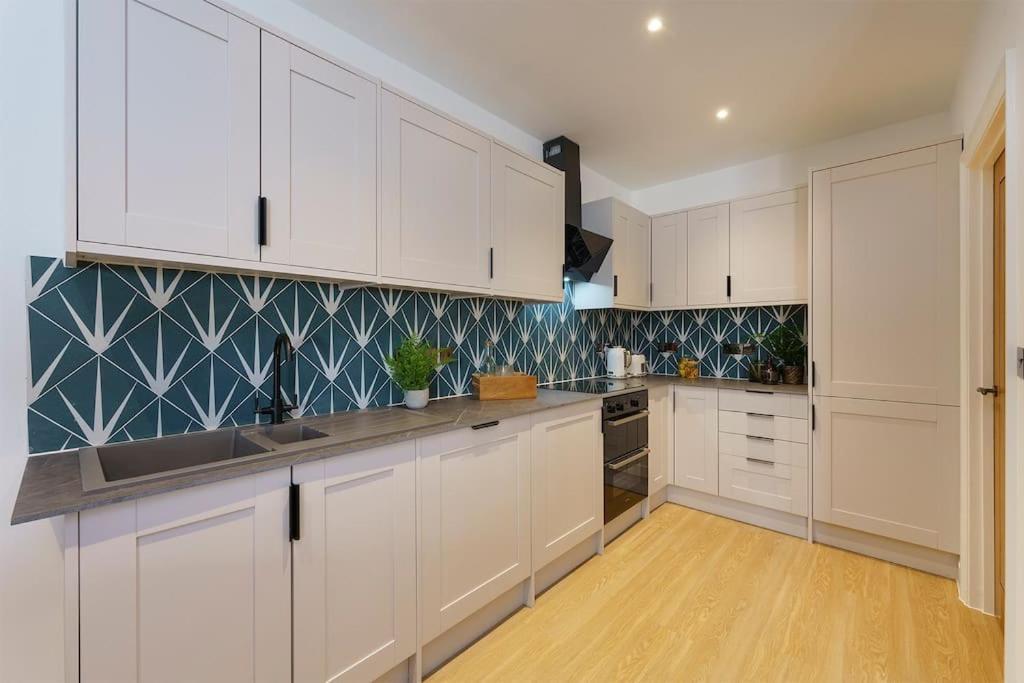 Lilyturf - 2 Bedroom Luxury By Mint Apartment Bristol