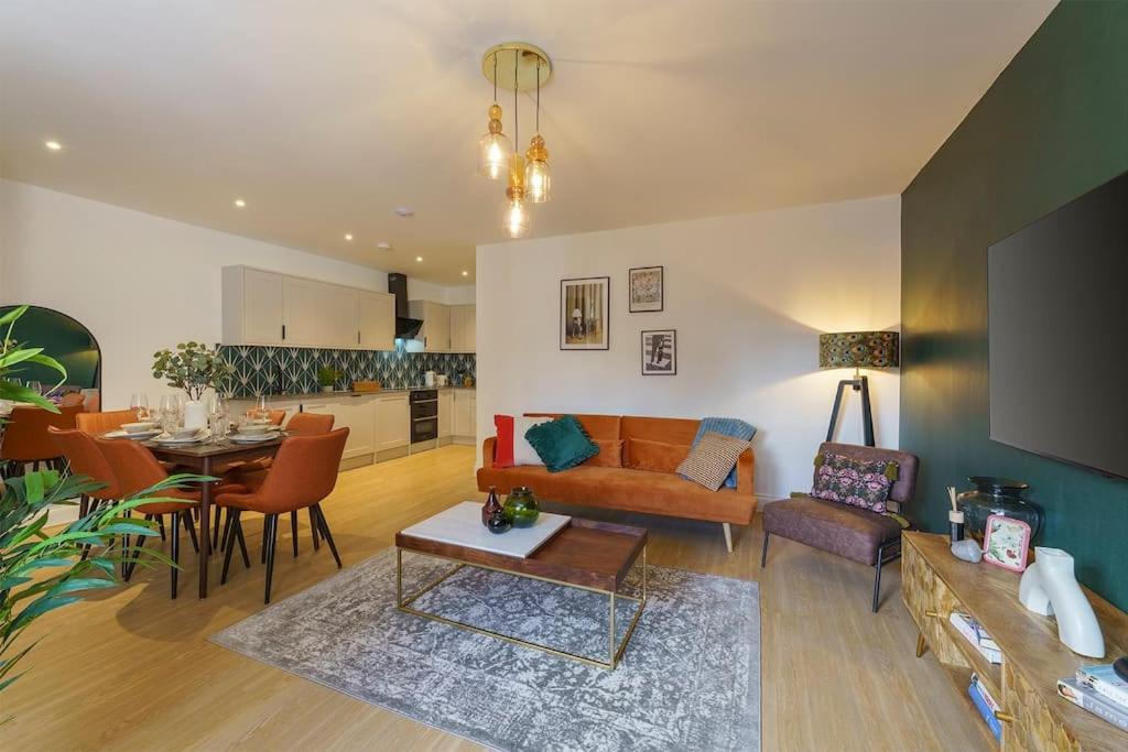 Lilyturf - 2 Bedroom Luxury By Mint Apartment *
