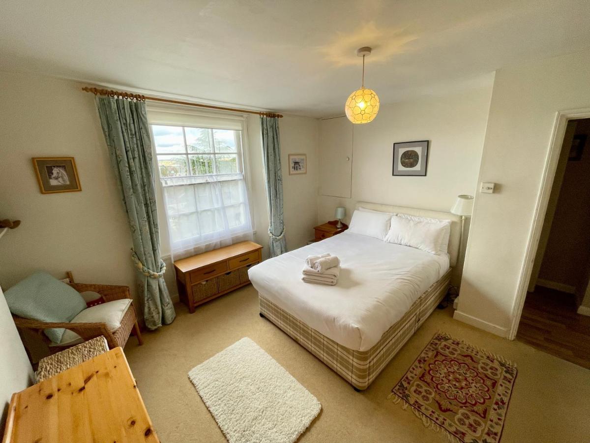 Cosy Boutique In Colourful Apartment Bristol