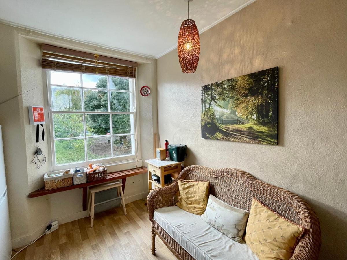 Cosy Boutique In Colourful Apartment *