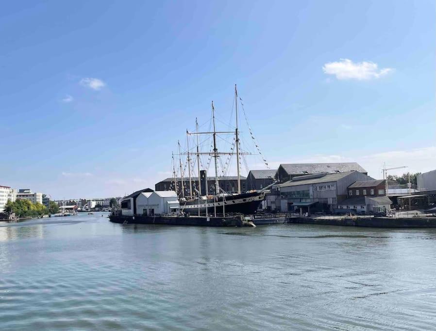 Townhouse With Harbour Views. Sleeps 7 Holiday home *