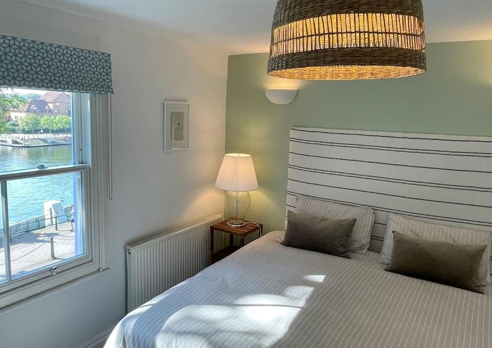 Townhouse With Harbour Views. Sleeps 7 Holiday home