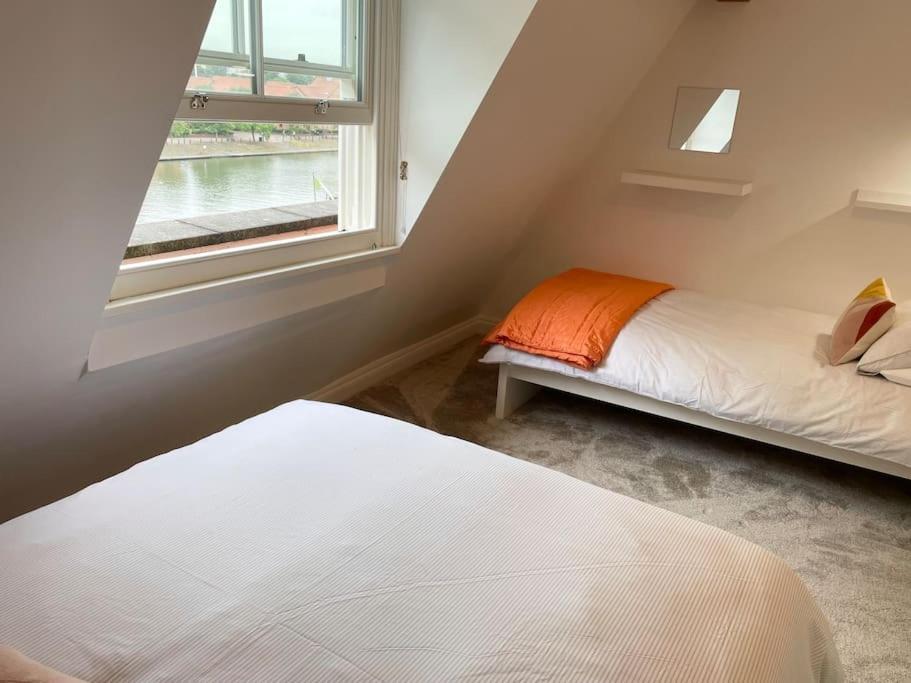 Townhouse With Harbour Views. Sleeps 7 Bristol