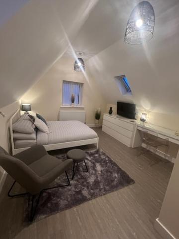 8 Studio, Cosy Loft, 50m To Airbus, Bus-stop 20m, Apartment *