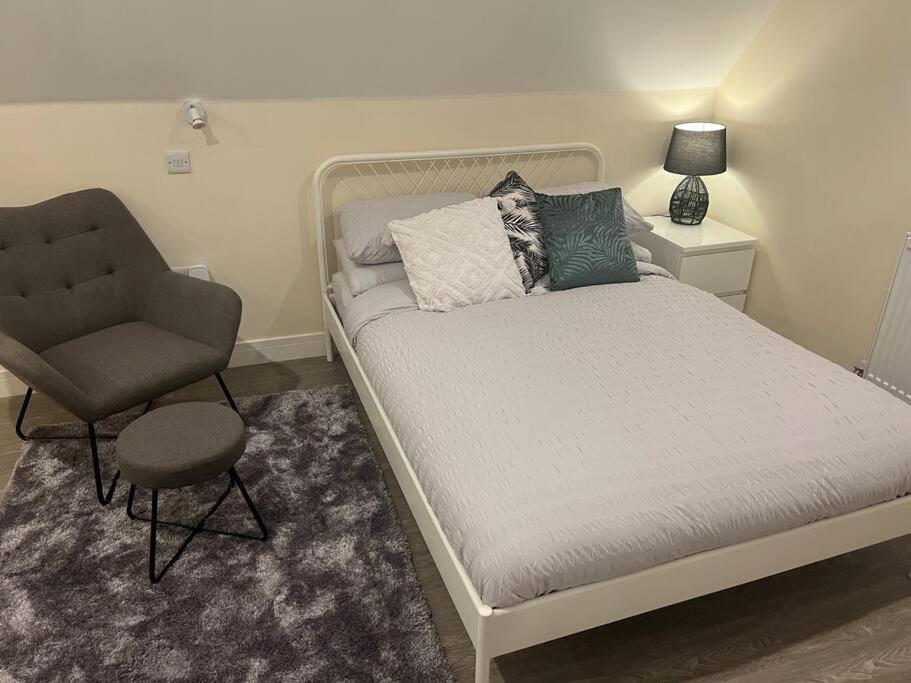 8 Studio, Cosy Loft, 50m To Airbus, Bus-stop 20m, *