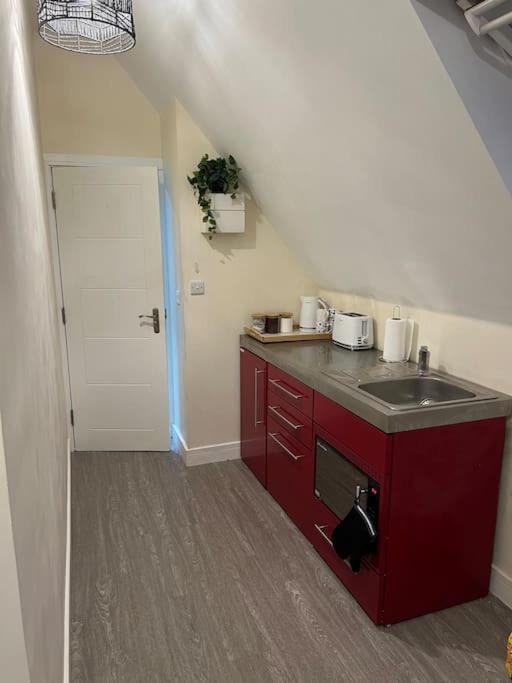 8 Studio, Cosy Loft, 50m To Airbus, Bus-stop 20m, Apartment