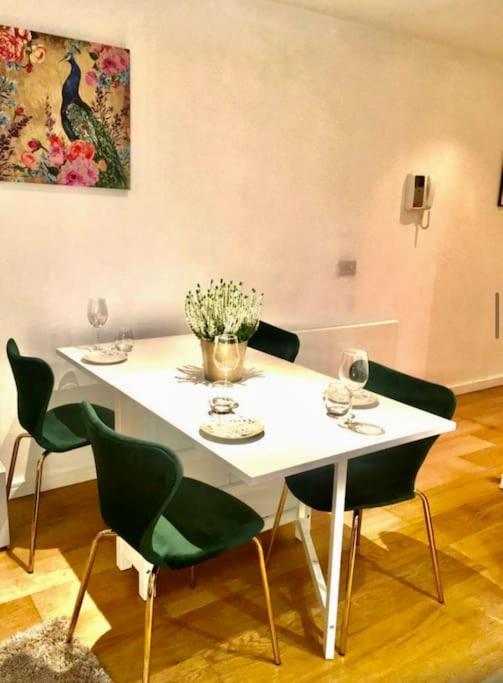 Gorgeous With Free Parking & Breakfast Near City Centre & Midday Checkout Apartment *