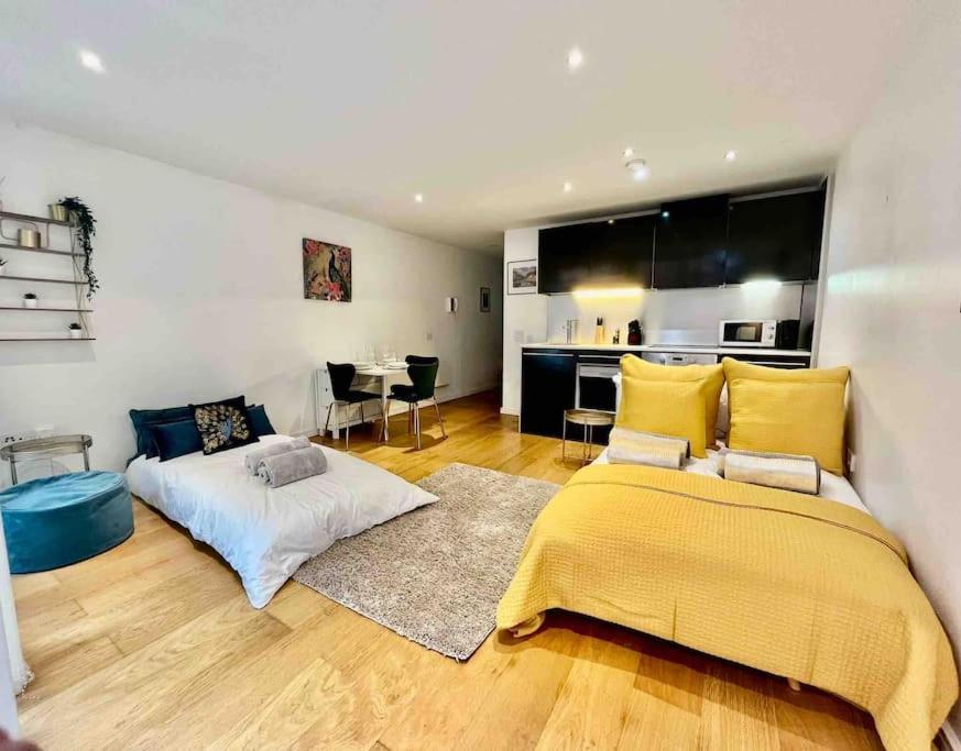 Gorgeous With Free Parking & Breakfast Near City Centre & Midday Checkout Apartment