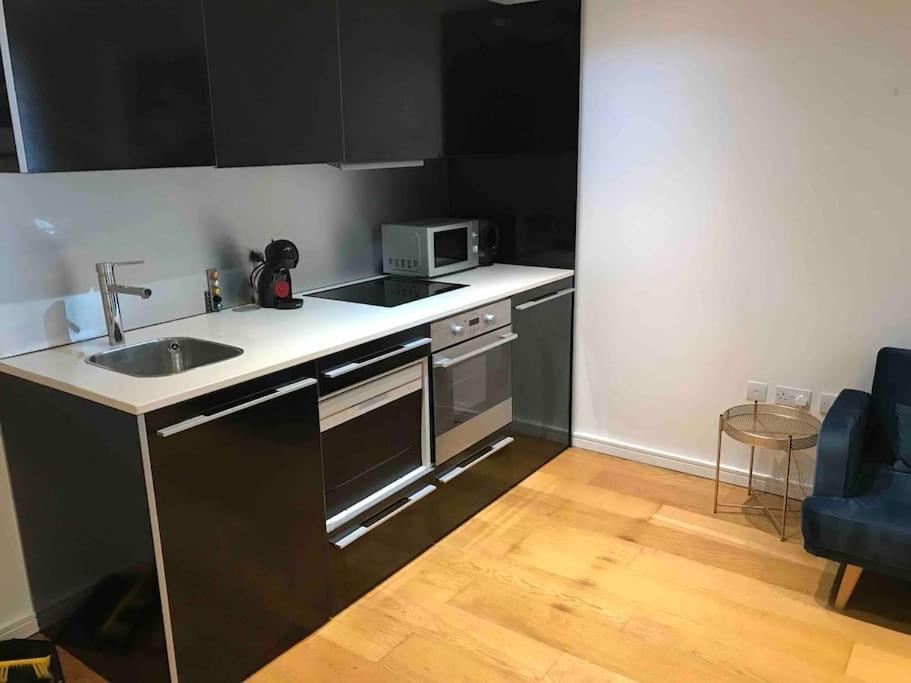 Gorgeous With Free Parking & Breakfast Near City Centre & Midday Checkout Apartment Bristol