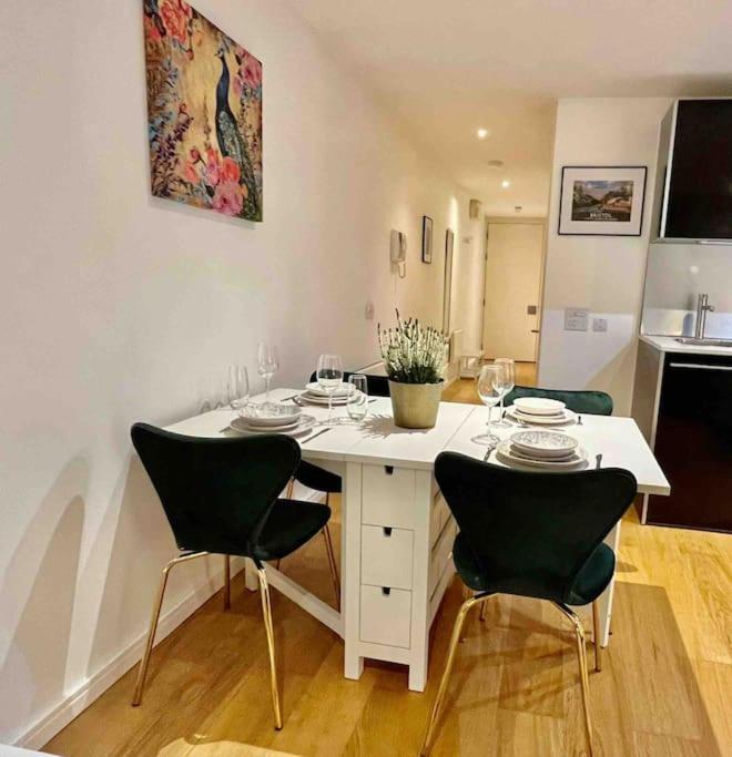 Gorgeous With Free Parking & Breakfast Near City Centre & Midday Checkout