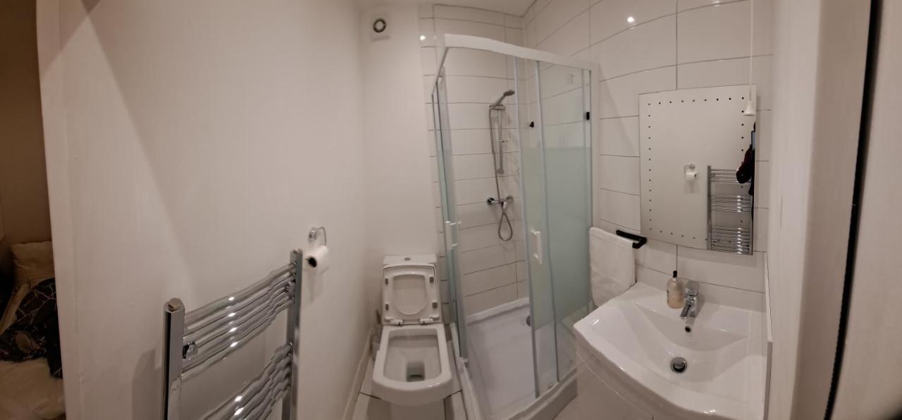 Lovely And Modern Groundfloor 1 Single Bedroom With Netflix, Tea/coffee/biscuits Guest house