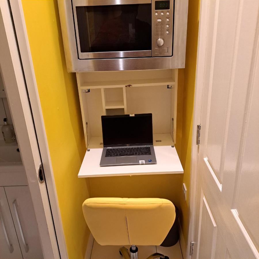 Guest house Lovely And Modern Groundfloor 1 Single Bedroom With Netflix, Tea/coffee/biscuits *
