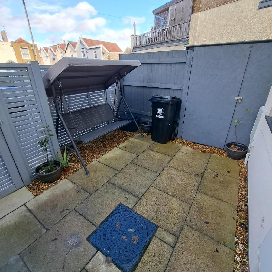 Guest house Lovely And Modern Groundfloor 1 Single Bedroom With Netflix, Tea/coffee/biscuits Bristol