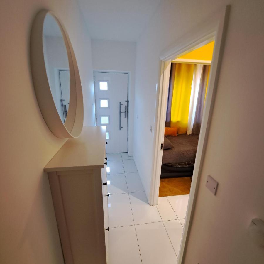 Guest house Lovely And Modern Groundfloor 1 Single Bedroom With Netflix, Tea/coffee/biscuits
