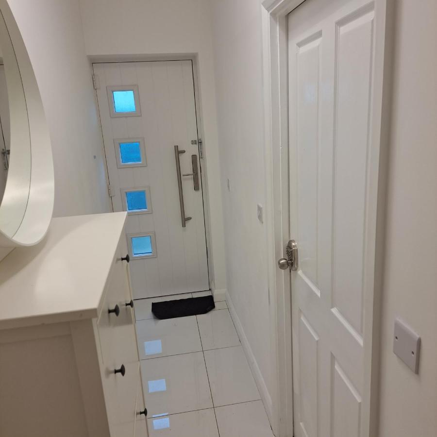 Guest house Lovely And Modern Groundfloor 1 Single Bedroom With Netflix, Tea/coffee/biscuits *